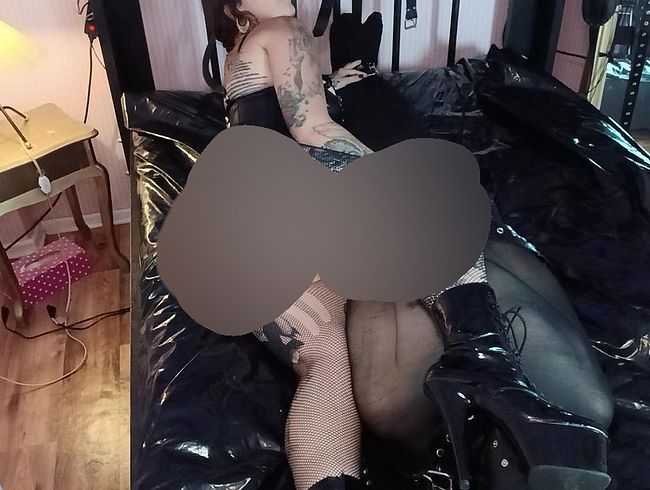 LadyVampira's Porno Video: Queening Toy