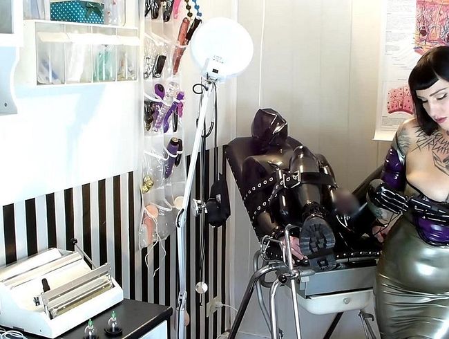 LadyVampira Porno Video: FemDom Gummiklinik - Spezialbehandlung auf dem Gynstuhl 1/2