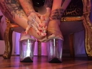 LadyVampira Porno Video: Moisturize My Feet