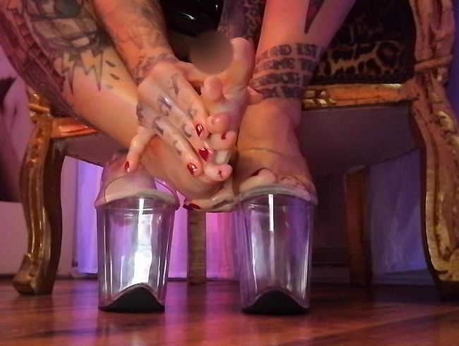 LadyVampira Porno Video: Moisturize My Feet