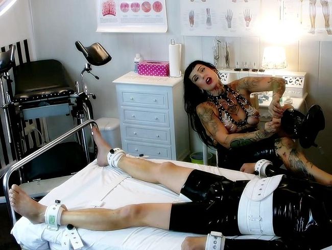 LadyVampira Porno Video: Patientenverführung Teil 1